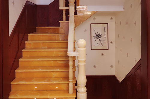 科尔沁右翼前中式别墅室内汉白玉石楼梯的定制安装装饰效果